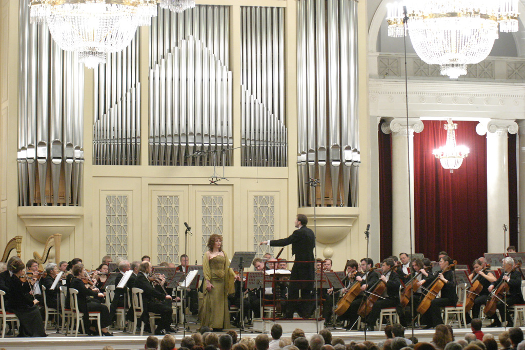 Great Hall of St. Petersburg Philarmonic society.  (323K)